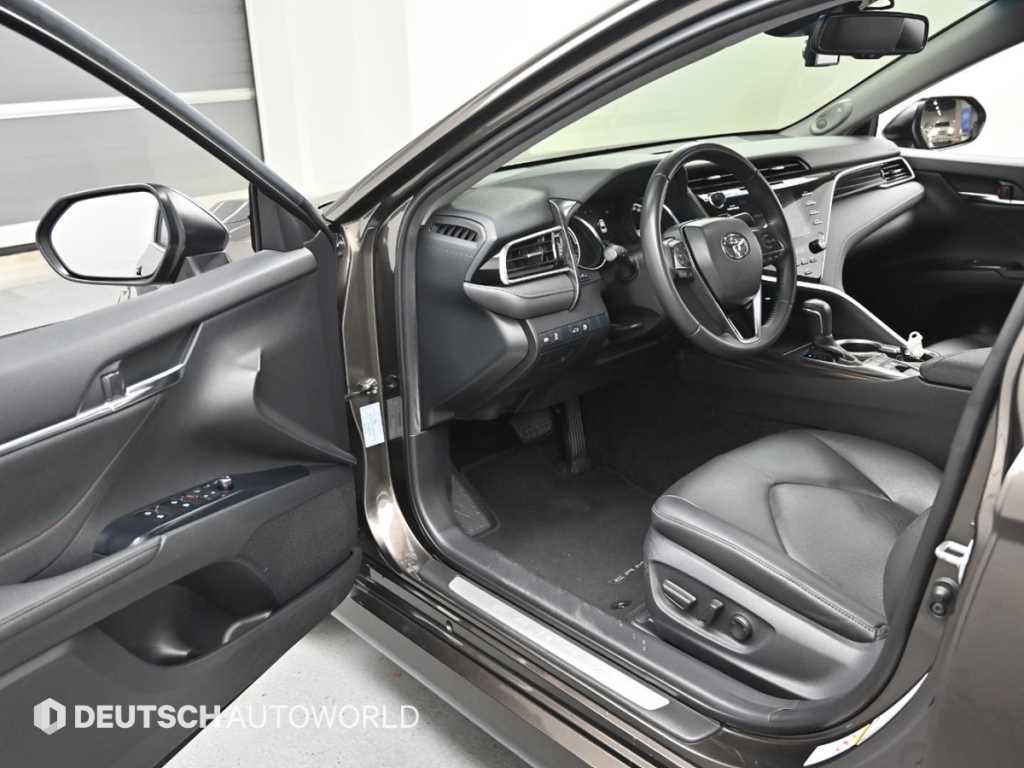 Toyota Camry — photo 11