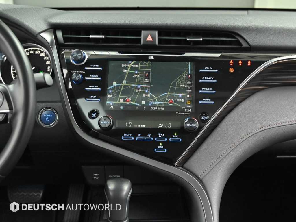 Toyota Camry — photo 14