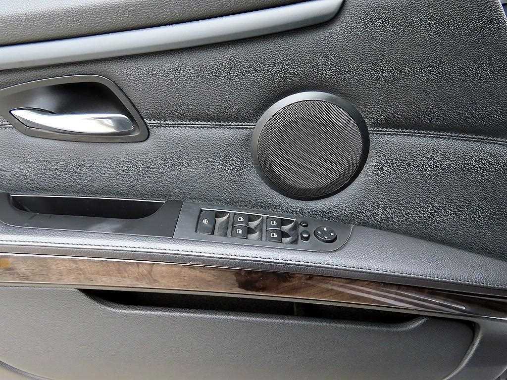 BMW 3-Series — photo 14