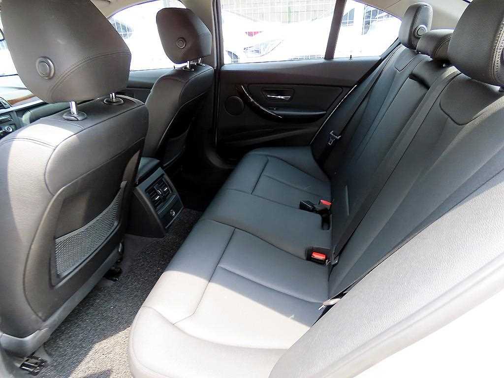 BMW 3-Series — photo 06