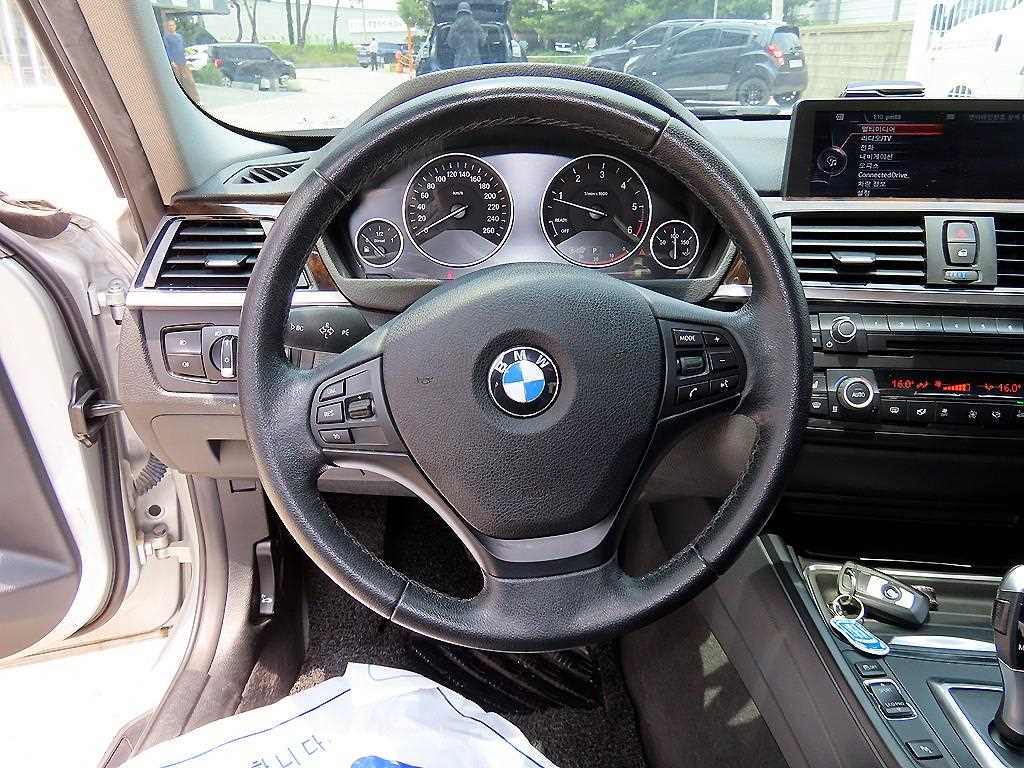 BMW 3-Series — photo 08