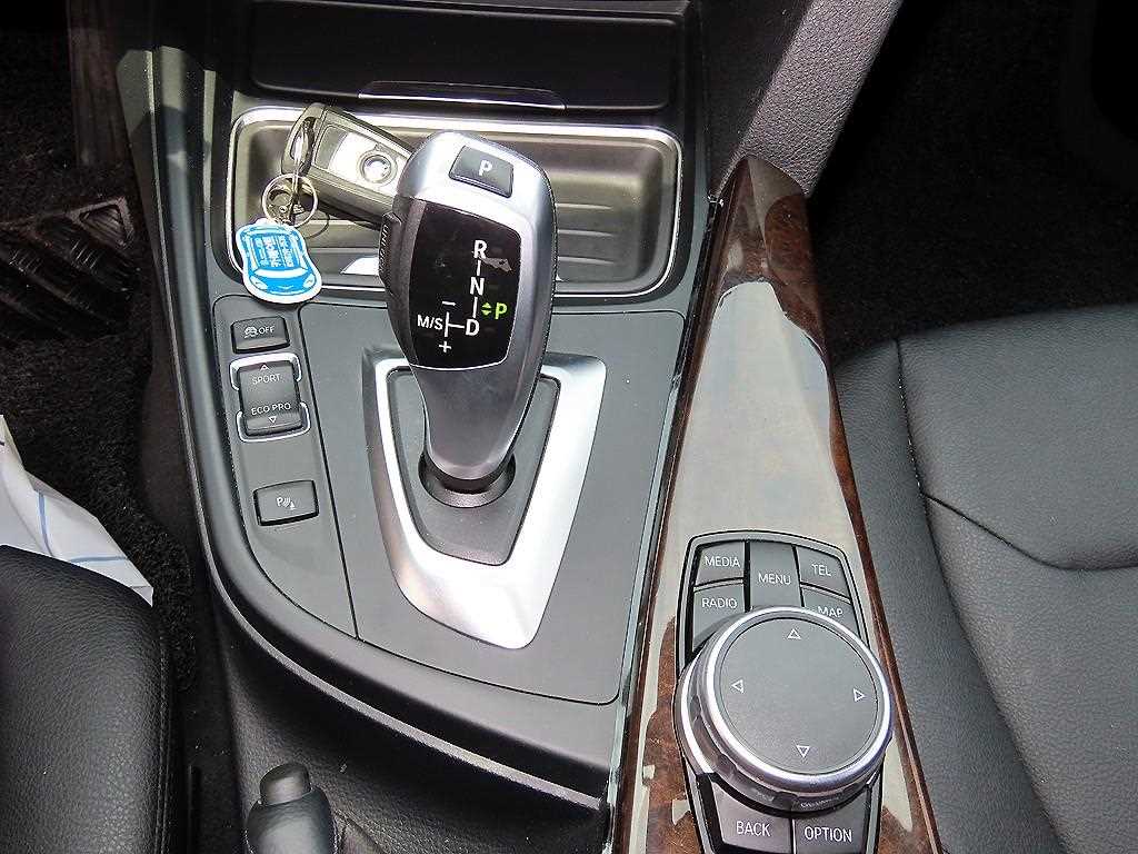 BMW 3-Series — photo 11