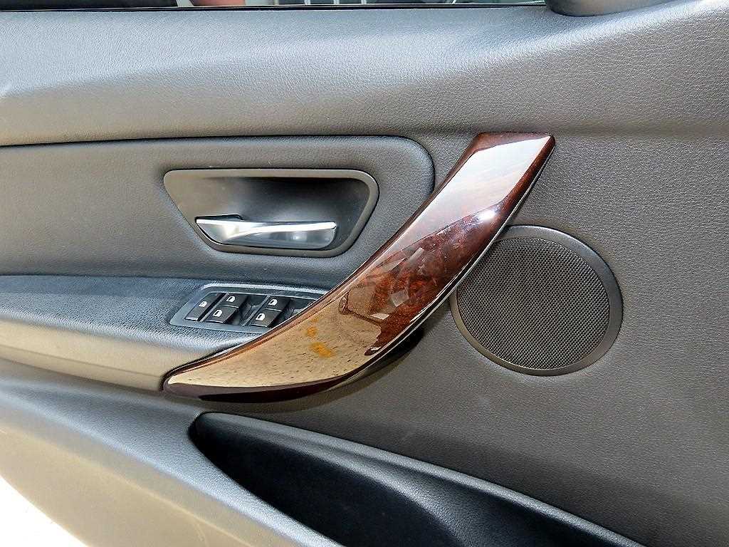 BMW 3-Series — photo 12