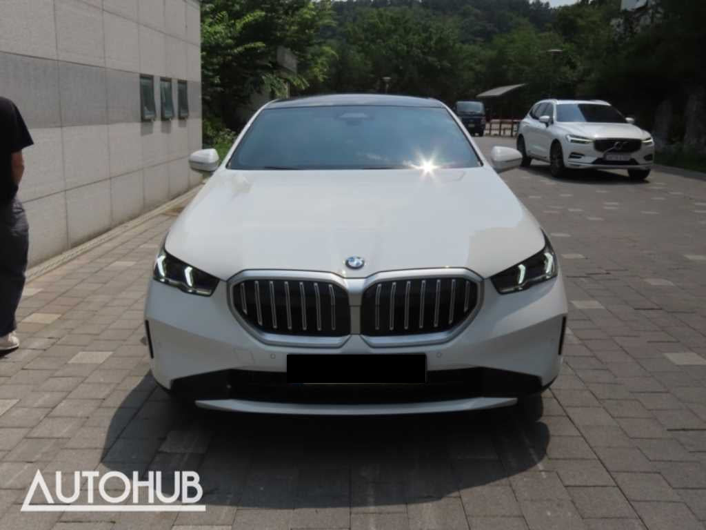 BMW 5-Series — photo 01