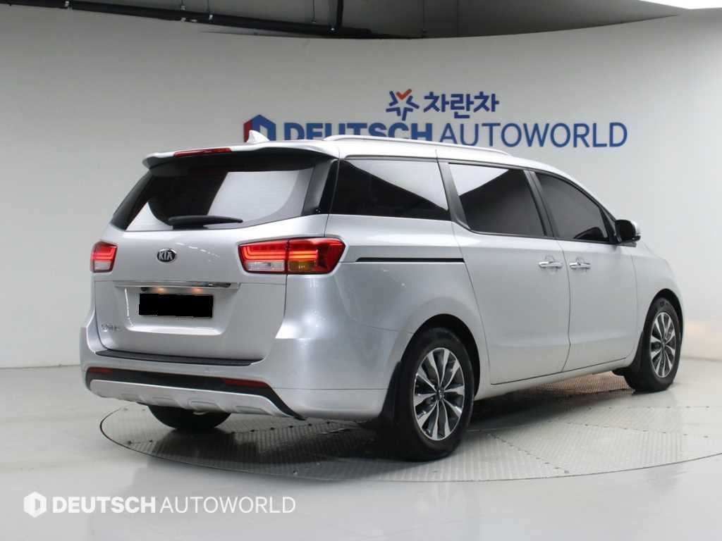 Kia Carnival — photo 02