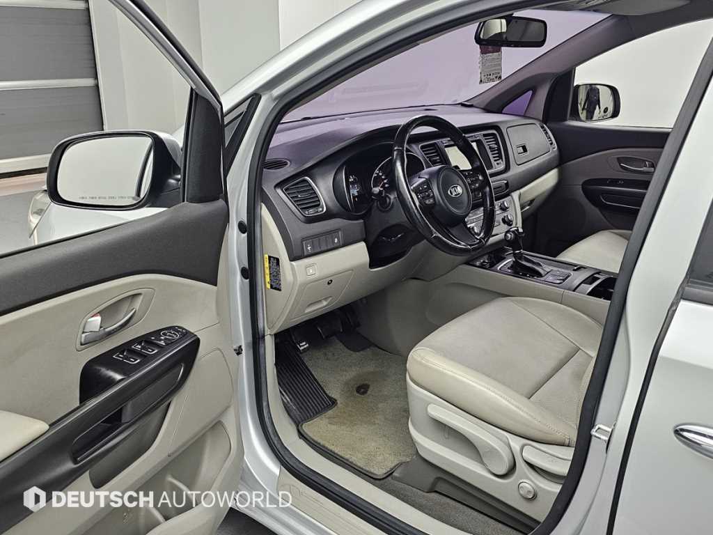 Kia Carnival — photo 11