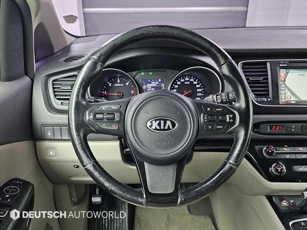 Kia Carnival — photo 13