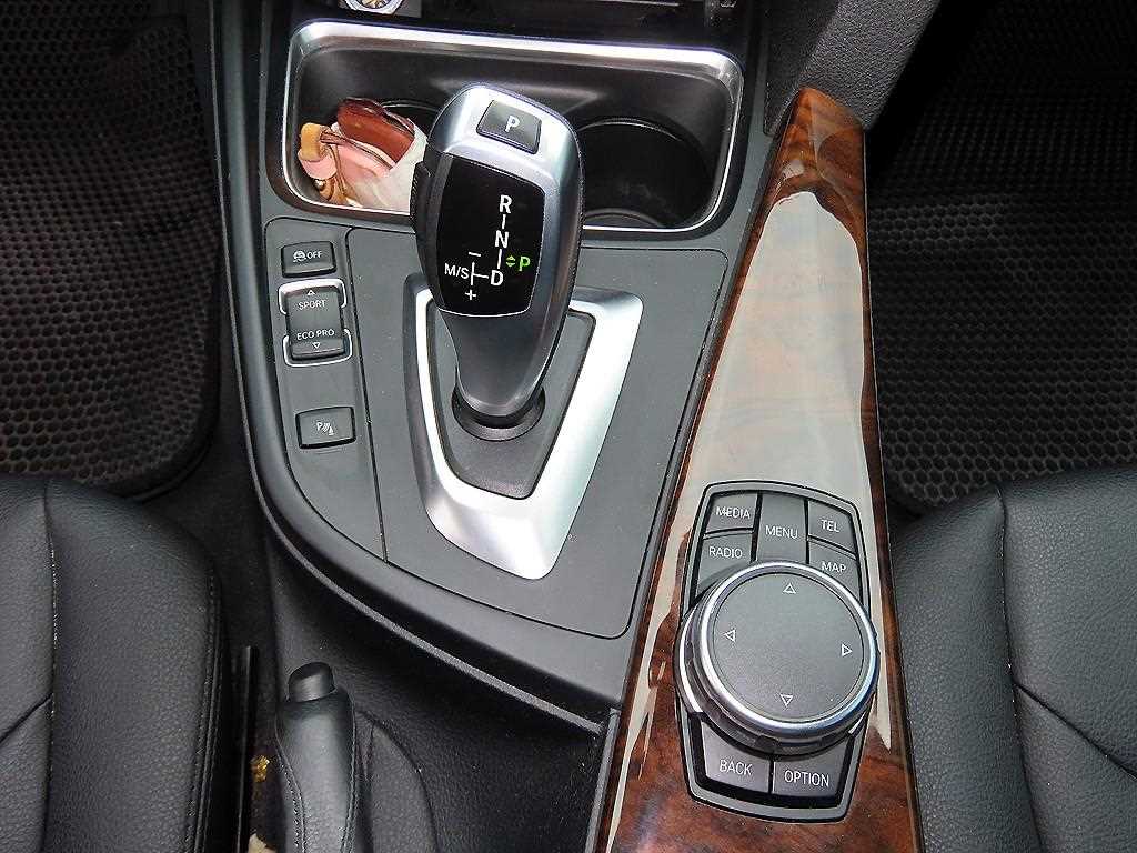 BMW 3-Series — photo 11