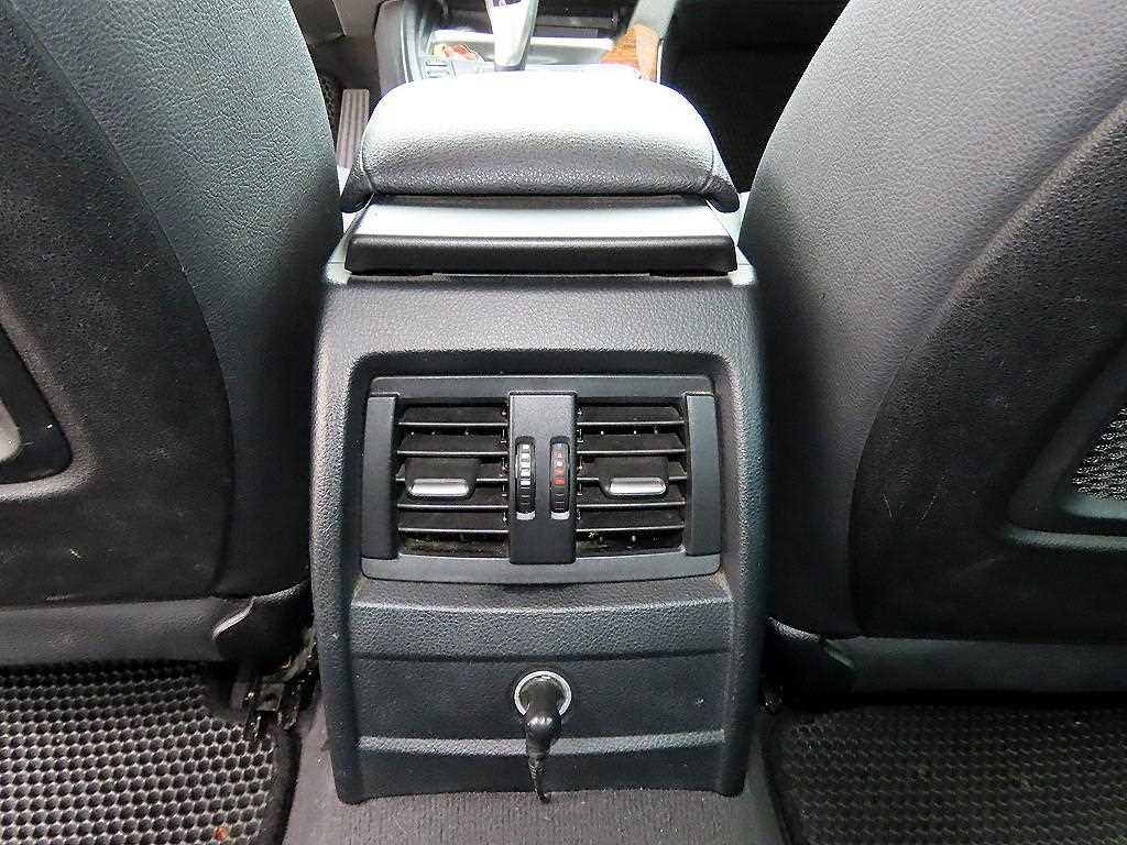 BMW 3-Series — photo 17