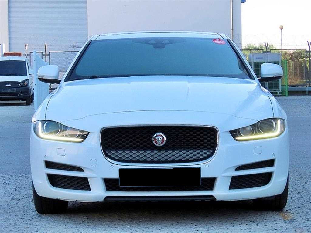 Jaguar XE — photo 01