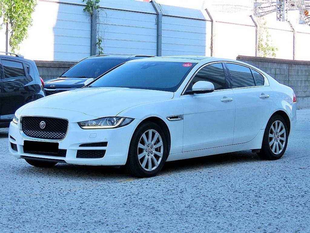 Jaguar XE — photo 02