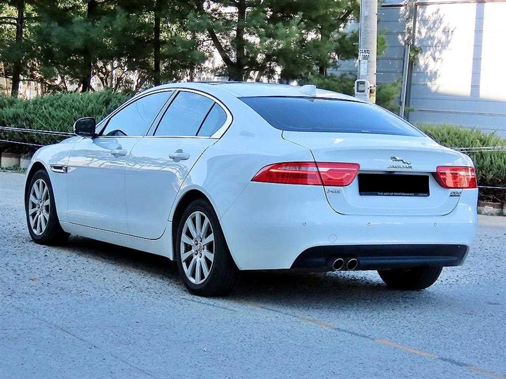 Jaguar XE — photo 03