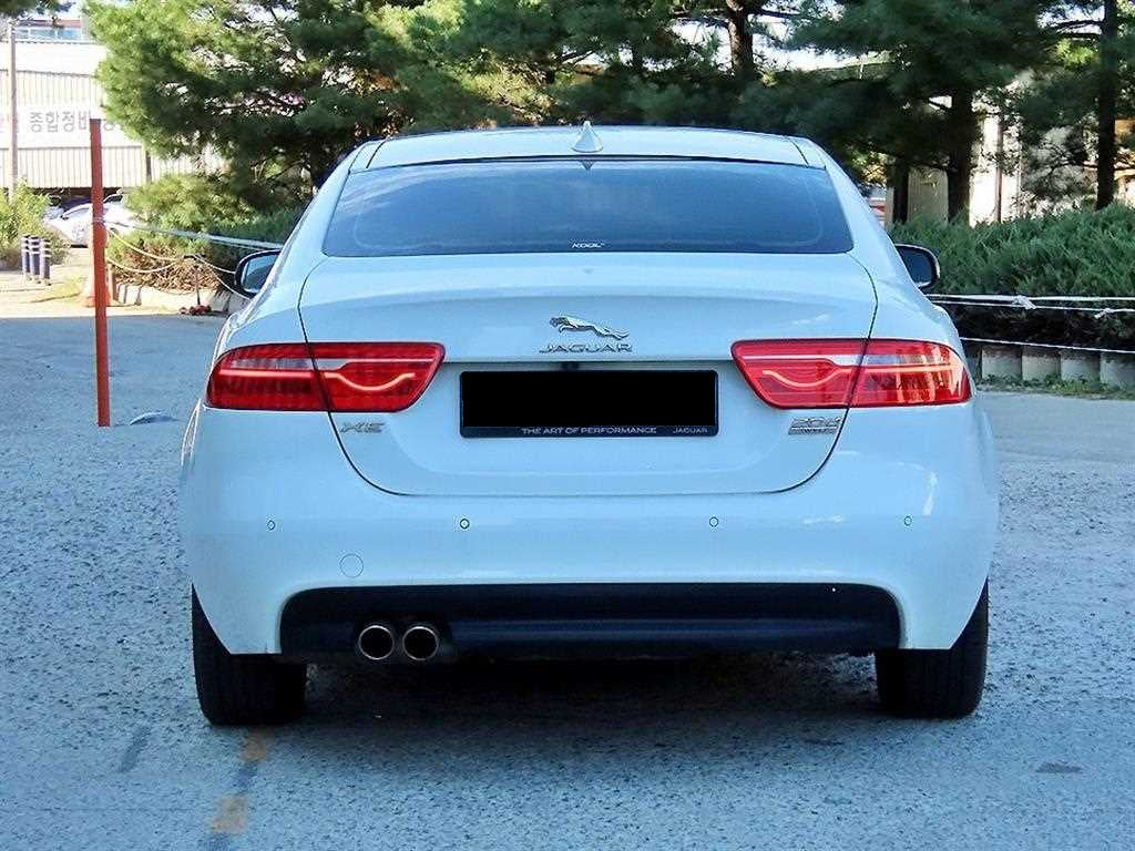 Jaguar XE — photo 04