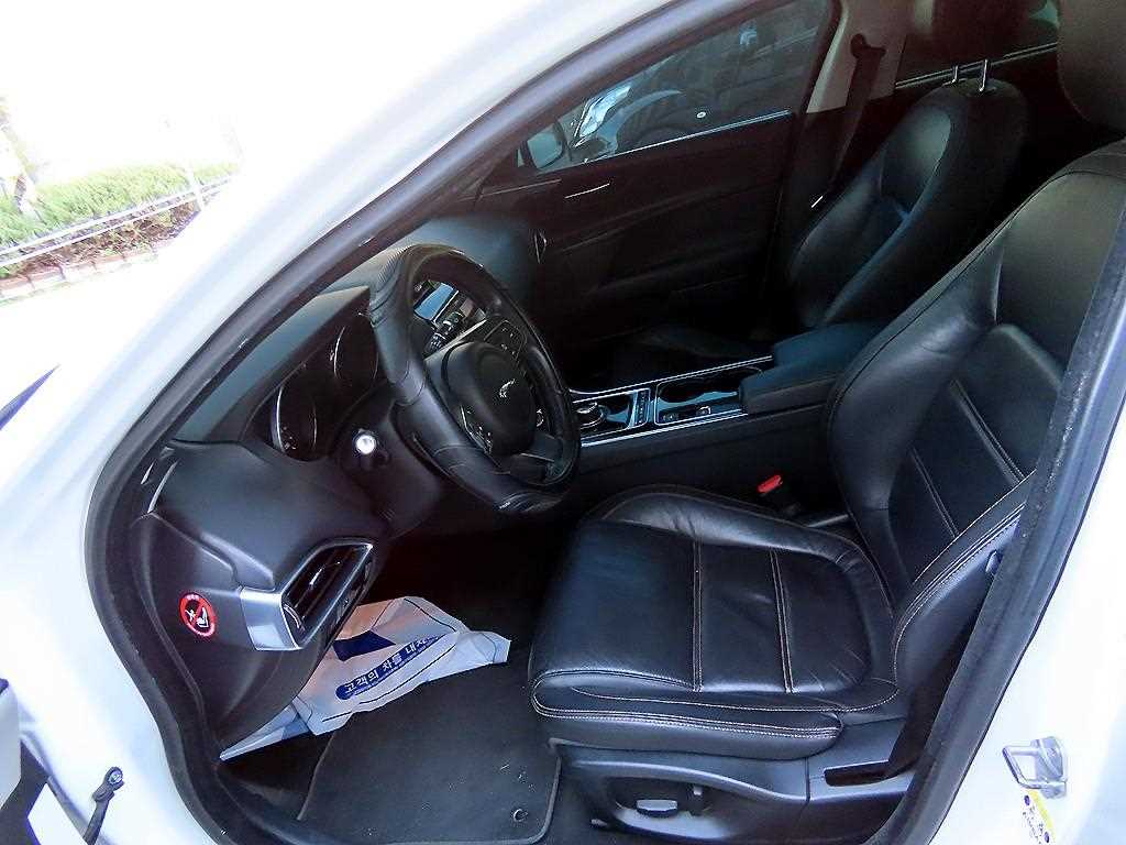 Jaguar XE — photo 05