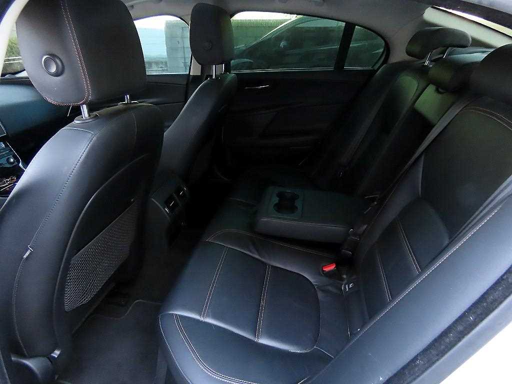 Jaguar XE — photo 06