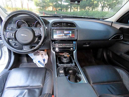 Jaguar XE — photo 07