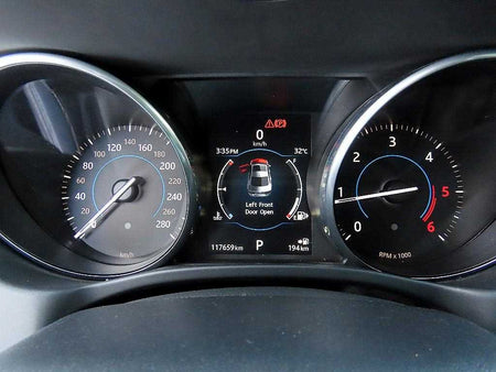 Jaguar XE — photo 09