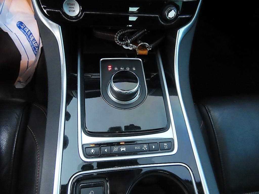 Jaguar XE — photo 10