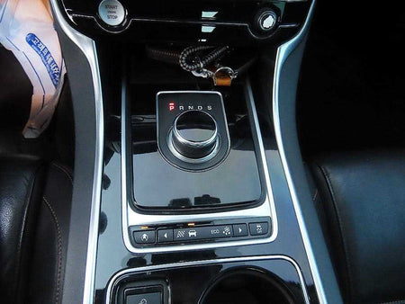Jaguar XE — photo 10