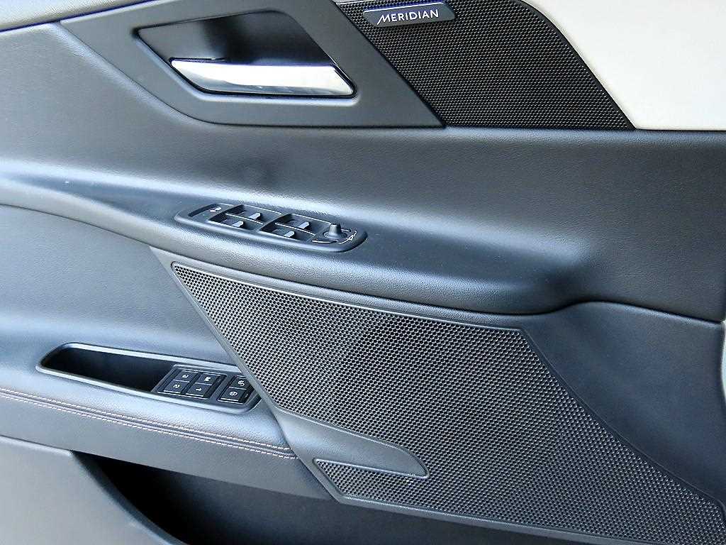 Jaguar XE — photo 11