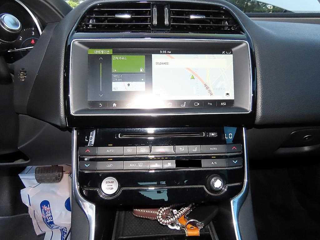 Jaguar XE — photo 13