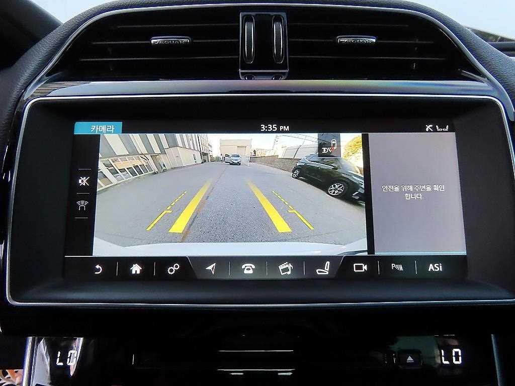 Jaguar XE — photo 15