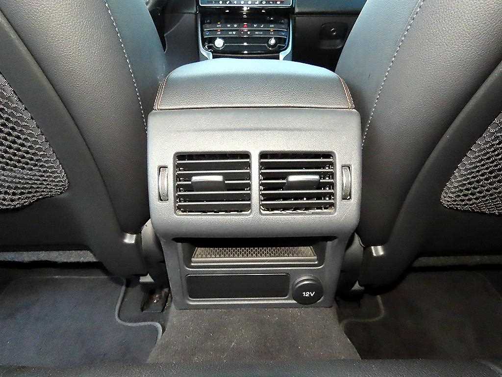 Jaguar XE — photo 17