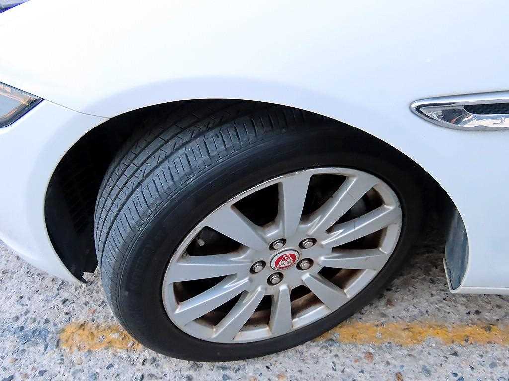 Jaguar XE — photo 20