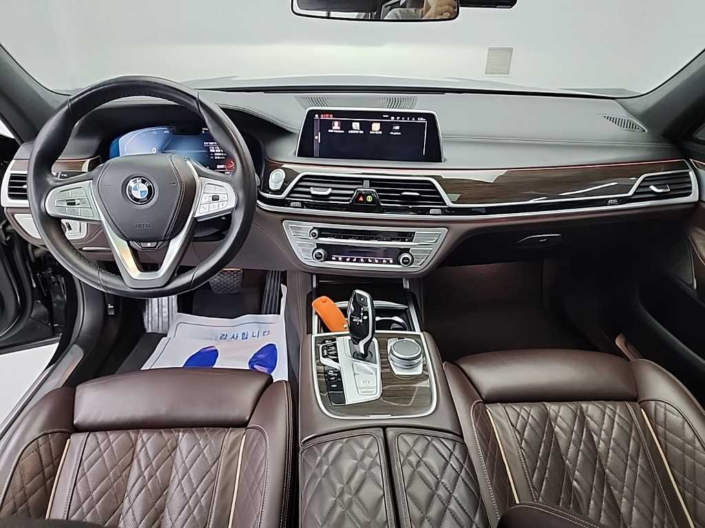 BMW 7-Series — photo 07