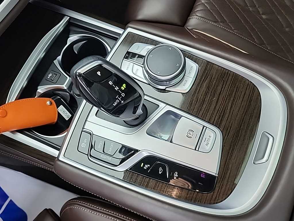 BMW 7-Series — photo 08