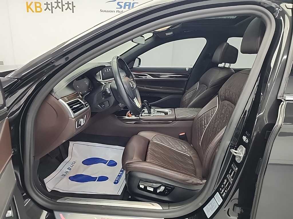BMW 7-Series — photo 11