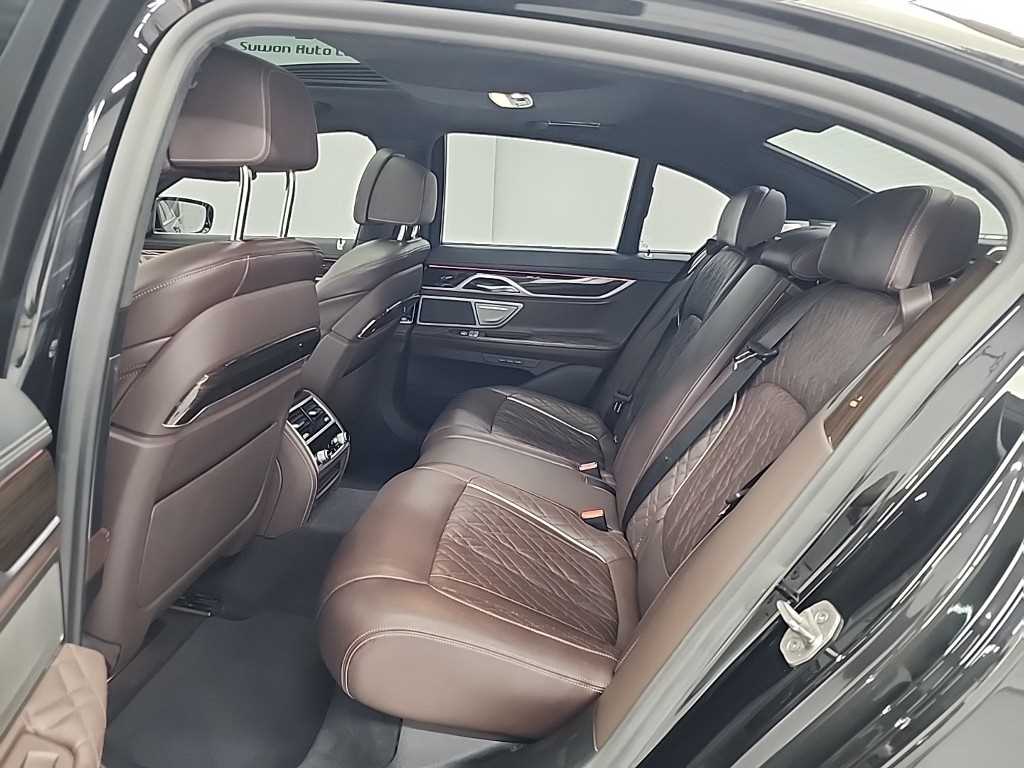 BMW 7-Series — photo 12