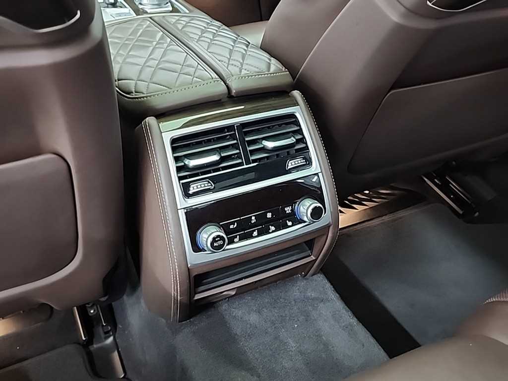 BMW 7-Series — photo 13
