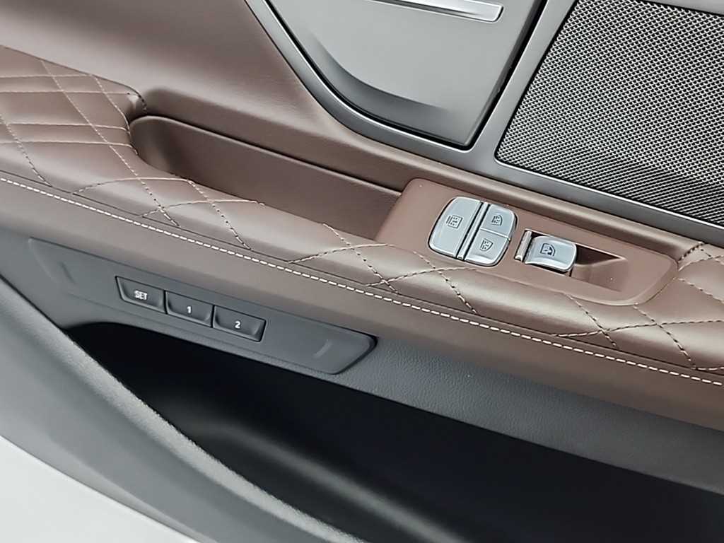 BMW 7-Series — photo 14