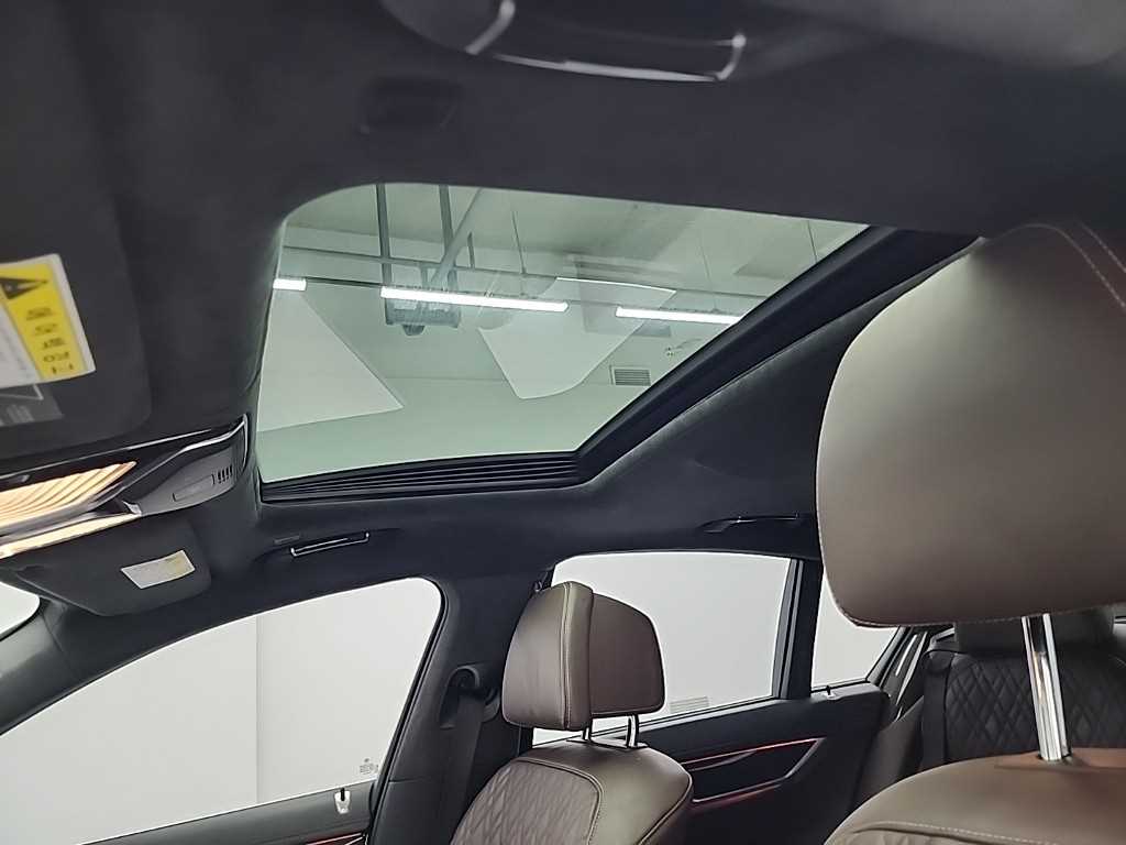 BMW 7-Series — photo 17