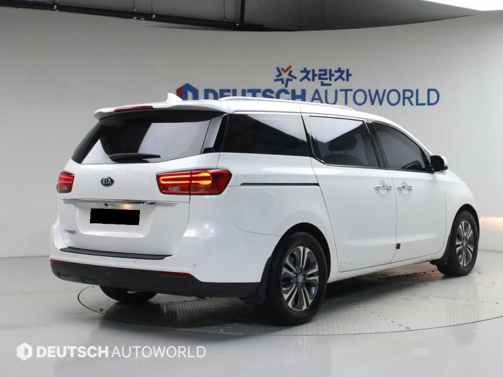 Kia Carnival — photo 02