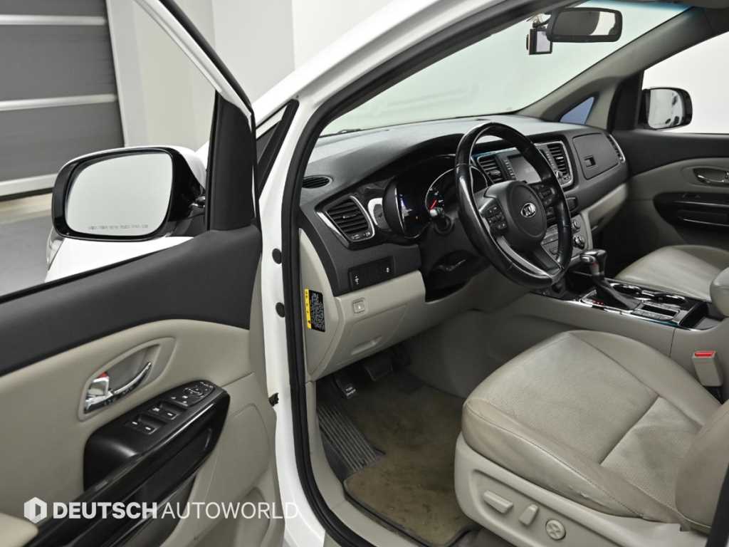 Kia Carnival — photo 11