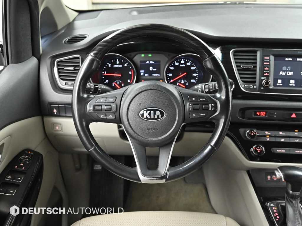 Kia Carnival — photo 13