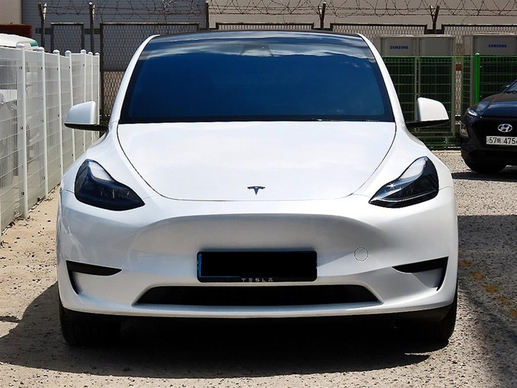 Tesla Model Y — photo 01