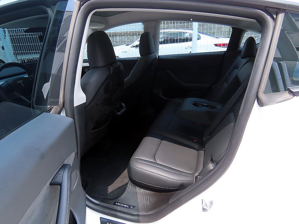 Tesla Model Y — photo 06