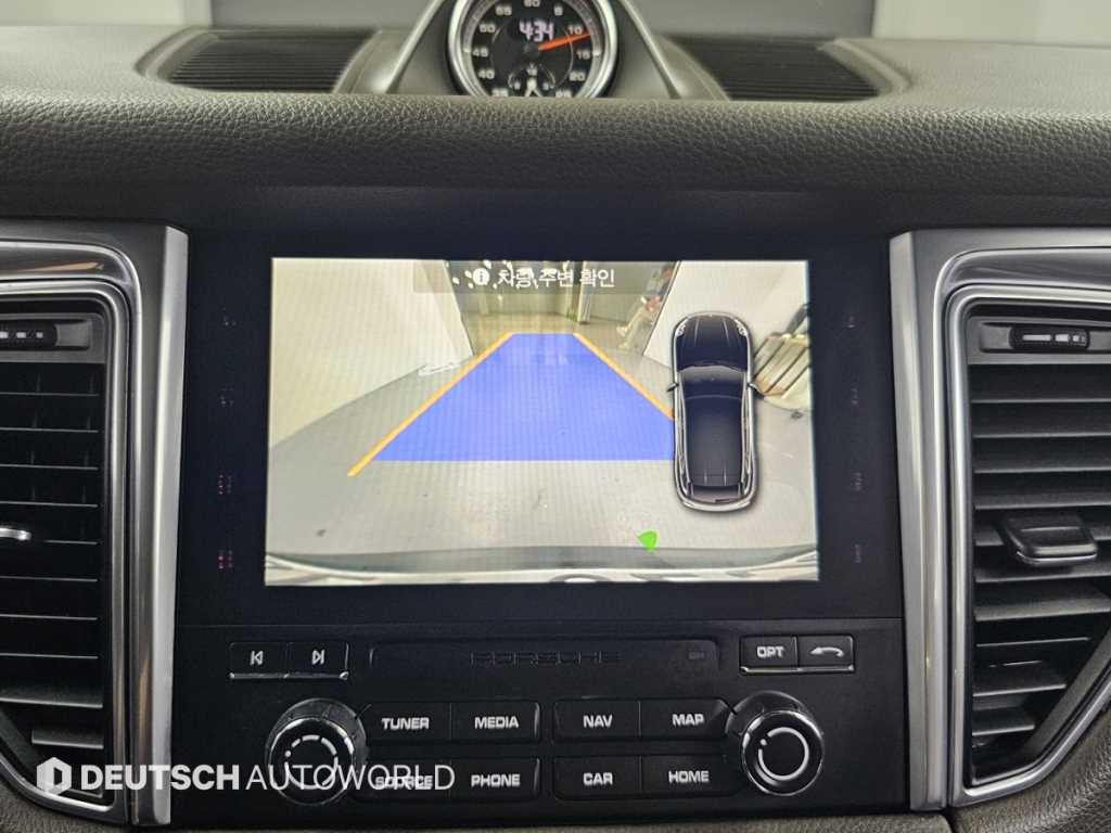 Porsche Macan — photo 15