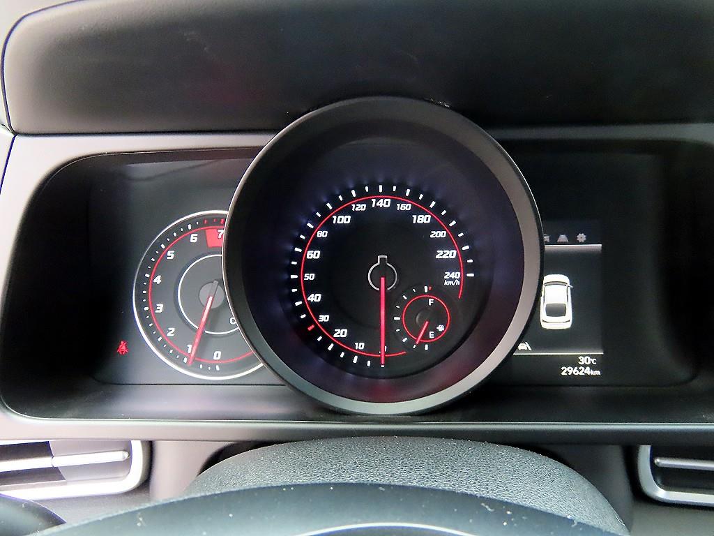 Hyundai Avante — photo 09
