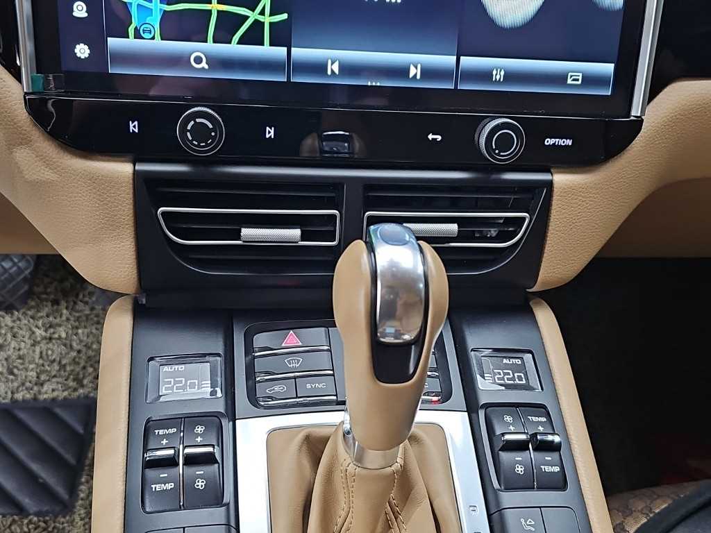 Porsche Macan — photo 10