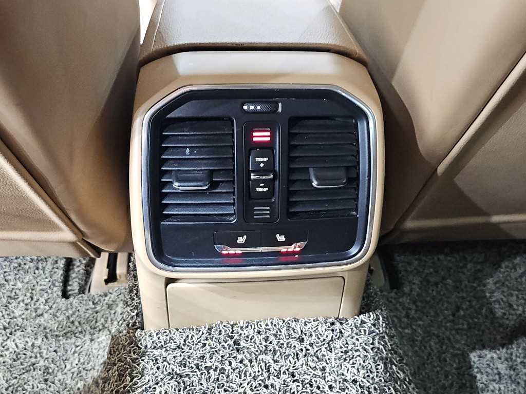 Porsche Macan — photo 14