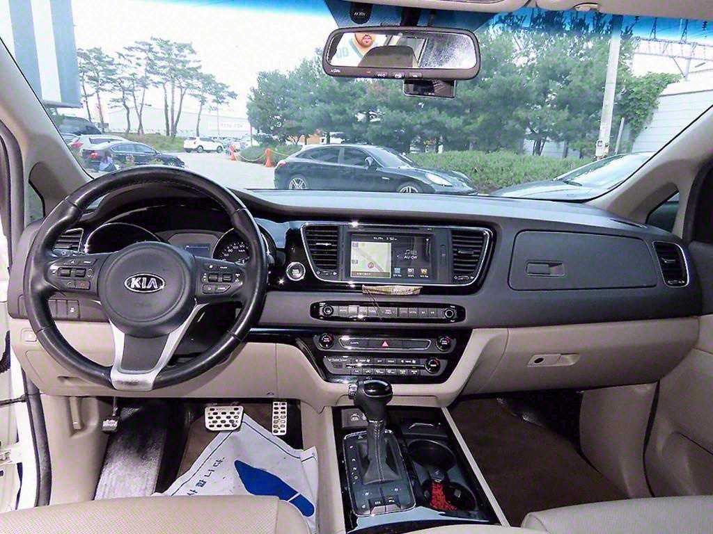 Kia Carnival — photo 08