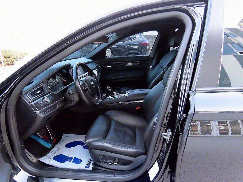 BMW 7-Series — photo 05