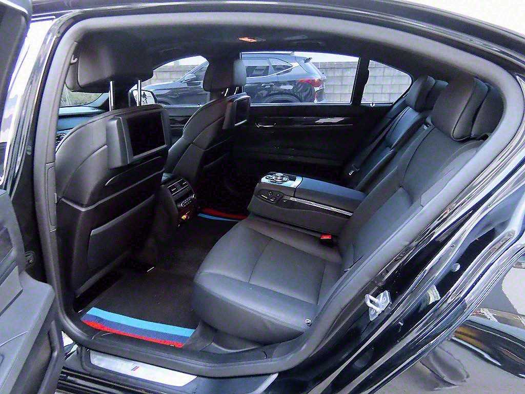 BMW 7-Series — photo 06