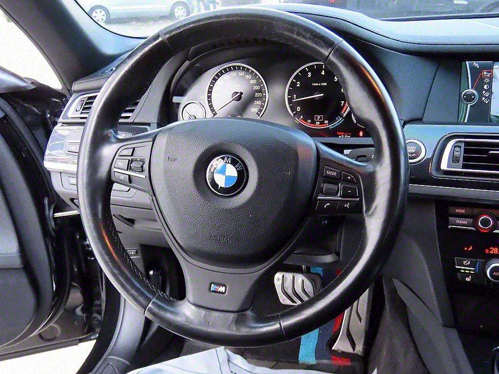 BMW 7-Series — photo 08