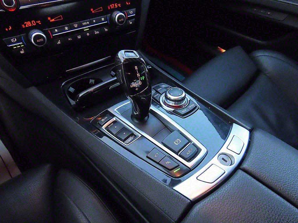 BMW 7-Series — photo 11