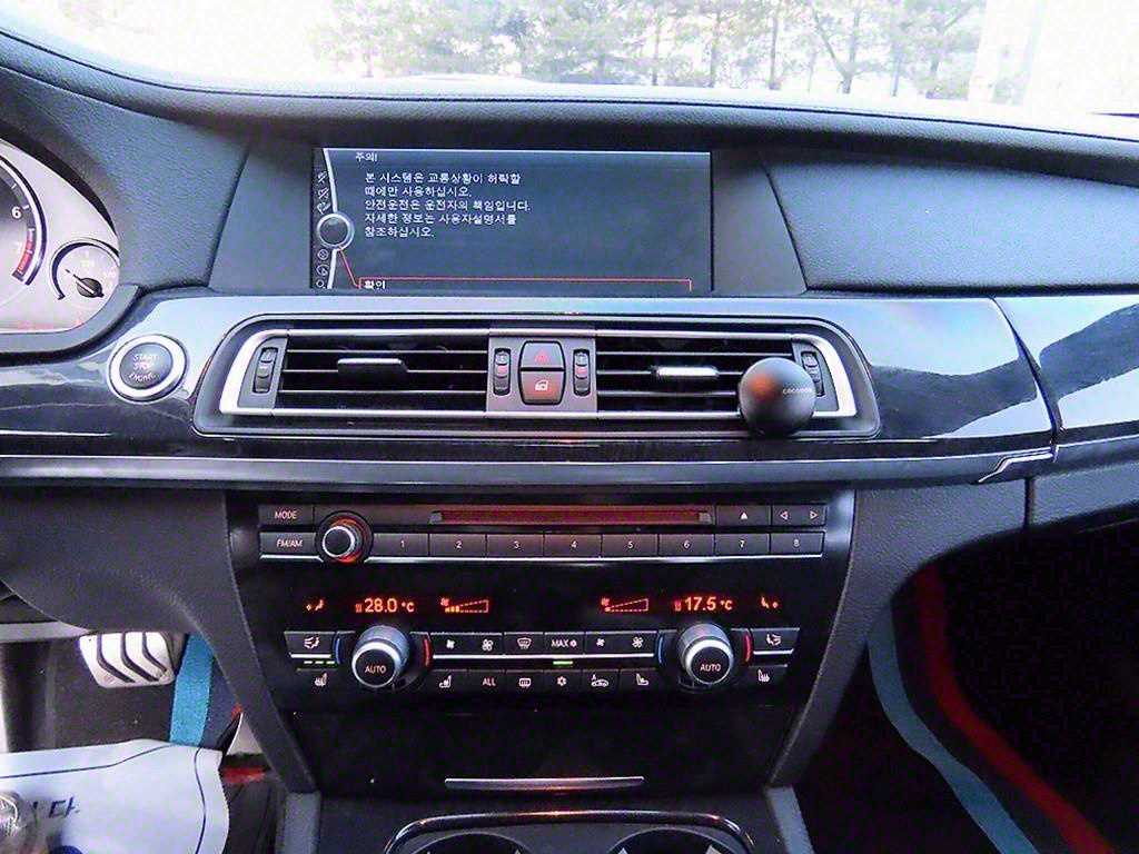 BMW 7-Series — photo 12
